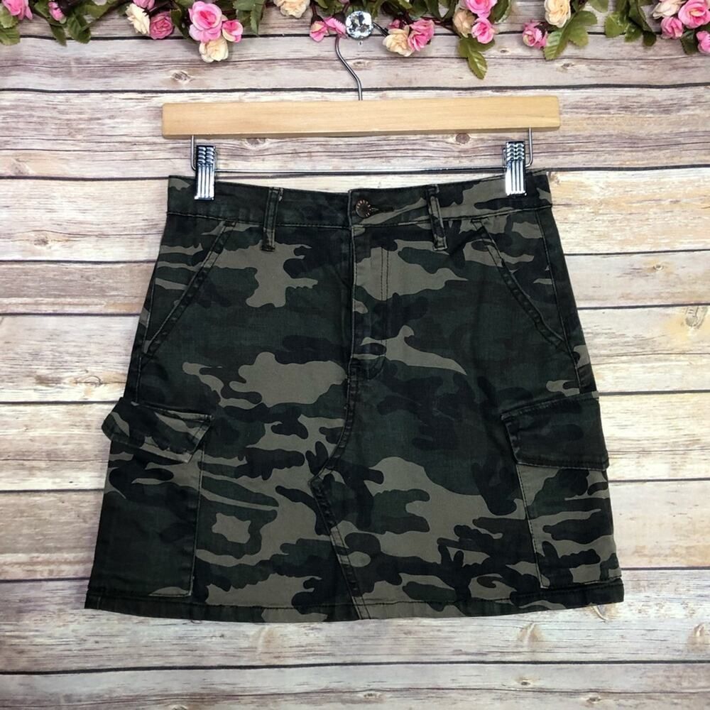 🌷5 for $25 Forever 21 Camo Cargo Skirt